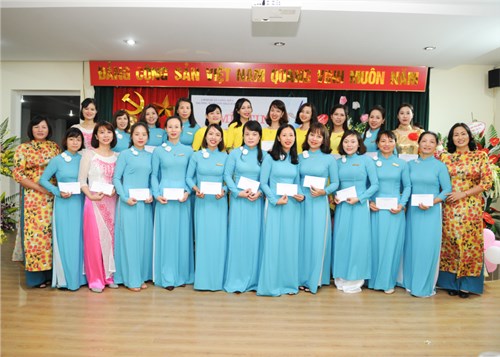 Tập thể cán bộ, giáo viên, nhân viên trường MN Thạch Bàn vui mừng , phấn khởi trong buổi lễ Mittinh chào mừng ngày nhà giáo Việt Nam 20/11